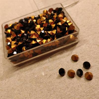 Sorte krystaller, gold foiled, 4 mm. i diameter.
